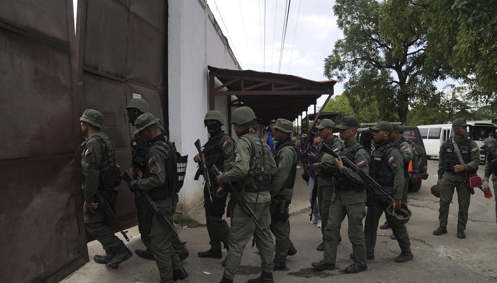 Soldados allanan el Centro Penitenciario de Tocorón, en Tocorón, Venezuela, el 20 de septiembre de 2023. (AP)