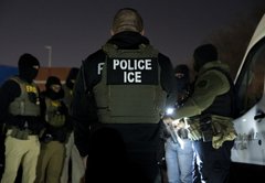 Cómo falsedades y engaños impulsaron la agenda migratoria de Trump en sus primeros 100 días
