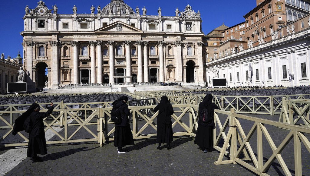 Monjas toman fotografías en una plaza de San Pedro parcialmente vacía, en el Vaticano, el 30 de marzo de 2025. (AP)
